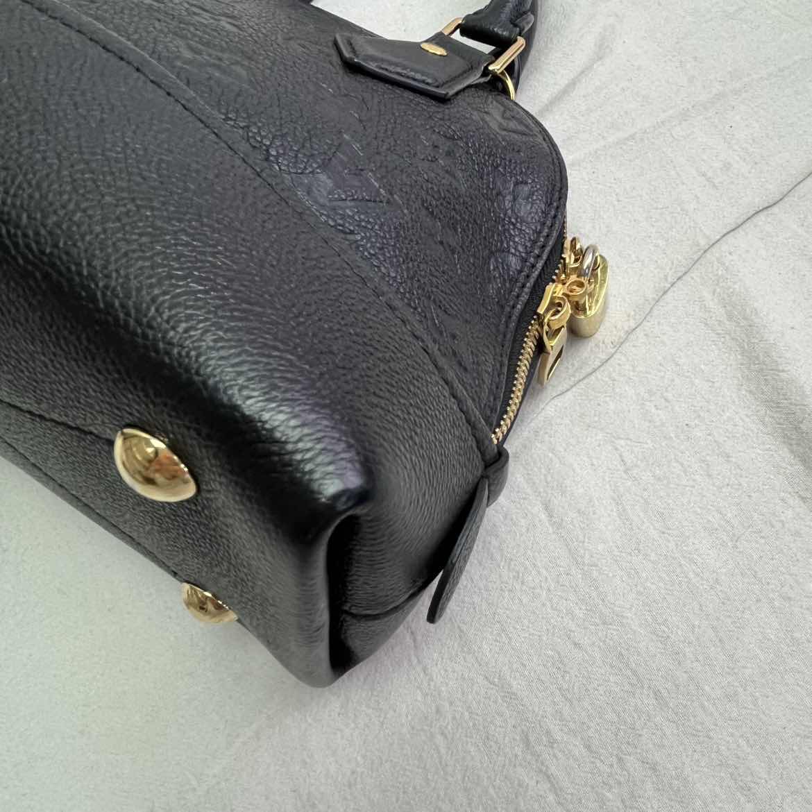 Pre-Owned Louis Vuitton Neo Alma Black Calfskin Leather Shoulder Bag T10350386