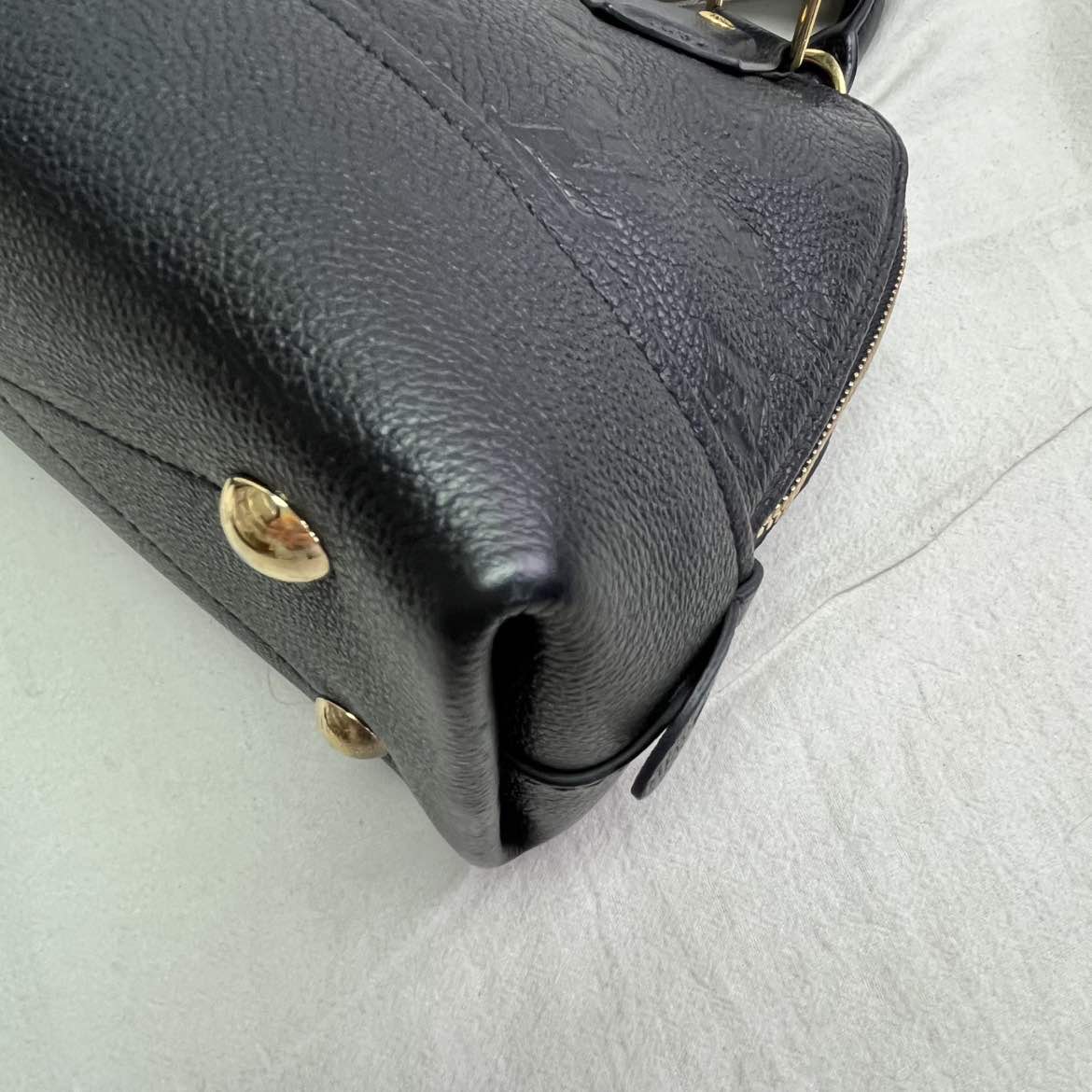Pre-Owned Louis Vuitton Neo Alma Black Calfskin Leather Shoulder Bag T10350386